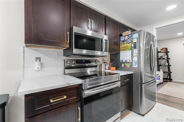 Builiding view seven for 1476 Oakbrook E, Rochester, MI. 48307