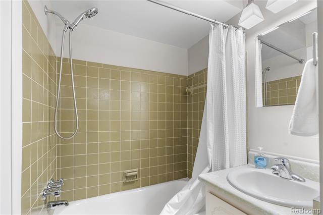 Builiding view seventeen for 1476 Oakbrook E, Rochester, MI. 48307