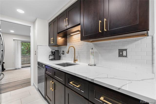 Builiding view six for 1476 Oakbrook E, Rochester, MI. 48307