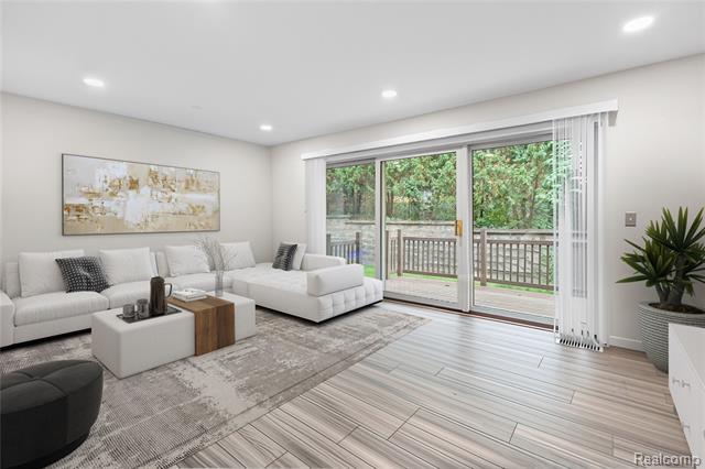 Builiding view three for 1476 Oakbrook E, Rochester, MI. 48307