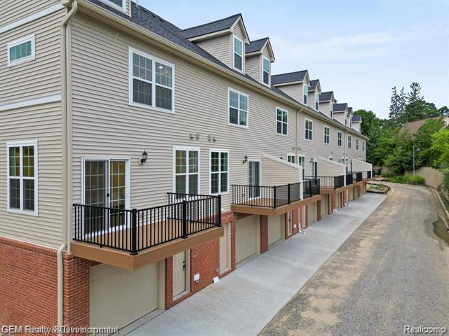 Builiding view thirty for 549 Village, Milford, MI. 48381
