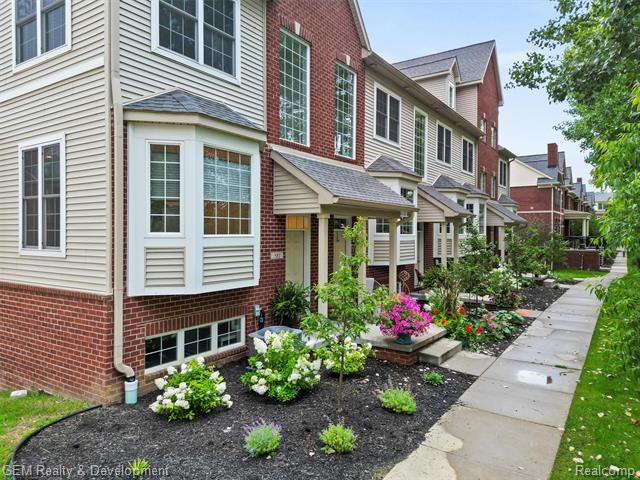 front view for 549 Village Ln, Milford, Mi. 48381