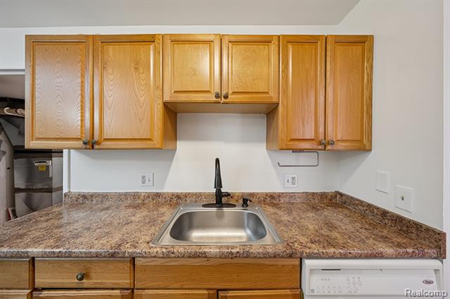 Builiding view eighteen for 1891 Meadow Dale, Rochester, MI. 48309