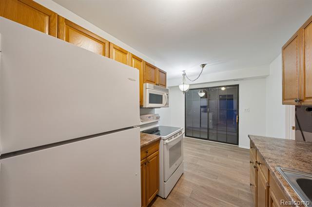 Builiding view fifteen for 1891 Meadow Dale, Rochester, MI. 48309