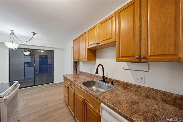 Builiding view fourteen for 1891 Meadow Dale, Rochester, MI. 48309