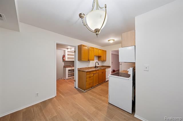 Builiding view seventeen for 1891 Meadow Dale, Rochester, MI. 48309