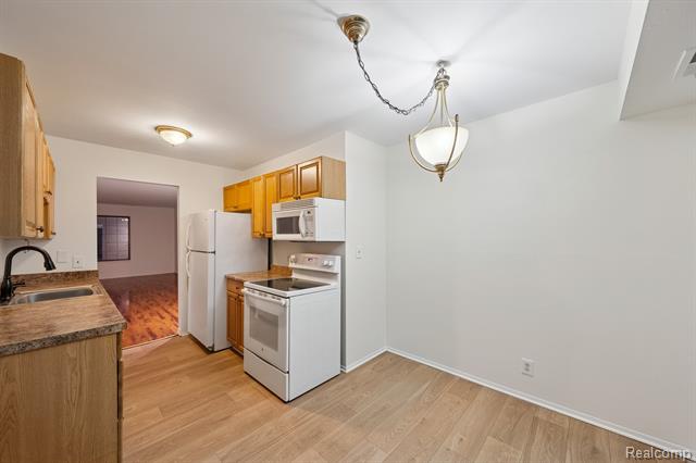 Builiding view sixteen for 1891 Meadow Dale, Rochester, MI. 48309