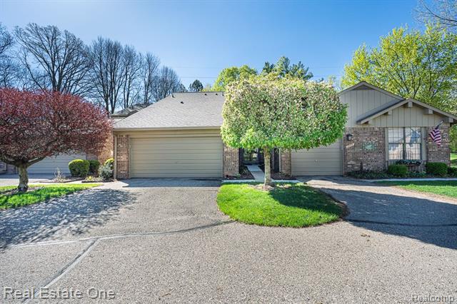 front view for 1934 Burning Bush Ct, Rochester, Mi. 48309