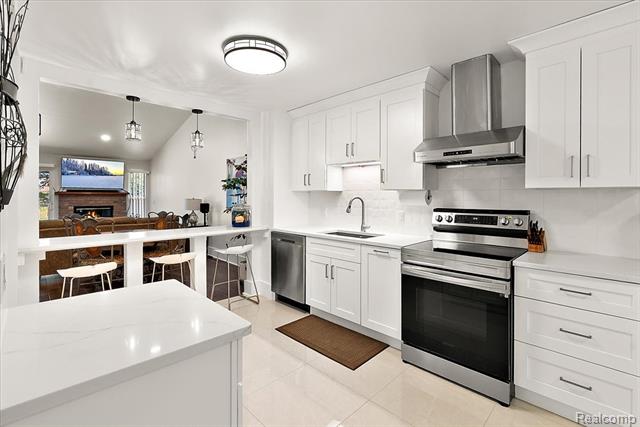 Builiding view eleven for 552 Tennyson, Rochester, MI. 48307