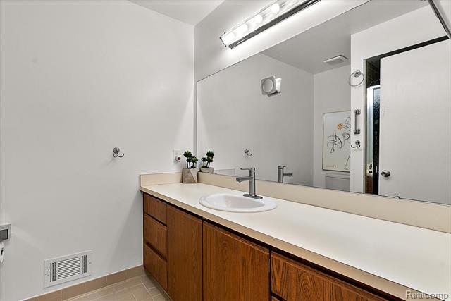 Builiding view seventeen for 552 Tennyson, Rochester, MI. 48307