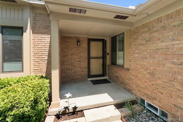 Builiding view three for 552 Tennyson, Rochester, MI. 48307
