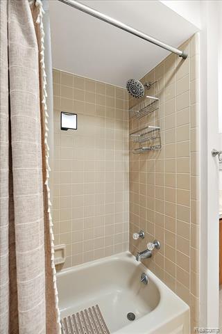 Builiding view twenty two for 552 Tennyson, Rochester, MI. 48307