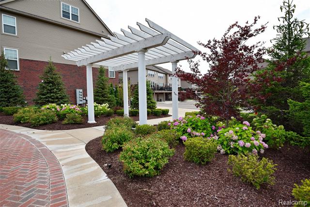 Builiding view thirty seven for 2888 Glenbar, Rochester, MI. 48307