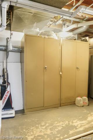 Builiding view forty two for 2164 Bordeaux, West Bloomfield, MI. 48323