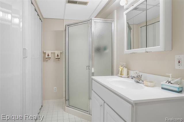 Builiding view thirty eight for 2164 Bordeaux, West Bloomfield, MI. 48323