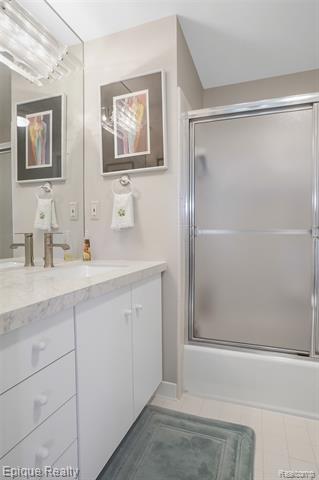 Builiding view thirty for 2164 Bordeaux, West Bloomfield, MI. 48323