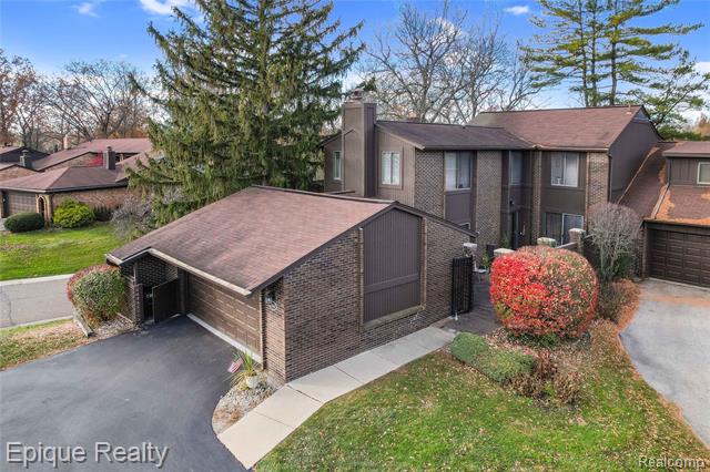 Builiding view two for 2164 Bordeaux, West Bloomfield, MI. 48323