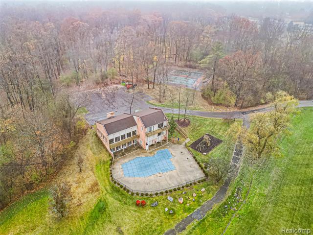 Builiding view thirty for 2957 Moon Lake, West Bloomfield, MI. 48323