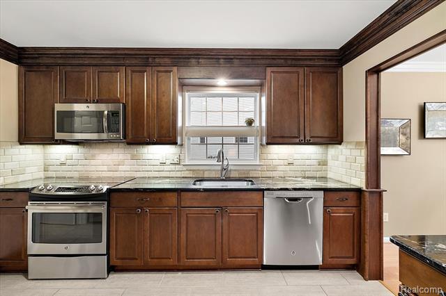 Builiding view eighteen for 228 Four Seasons, Lake Orion, MI. 48360