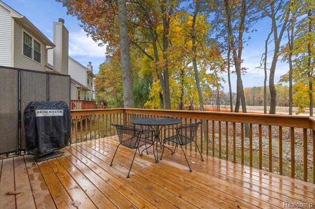 Builiding view five for 228 Four Seasons, Lake Orion, MI. 48360