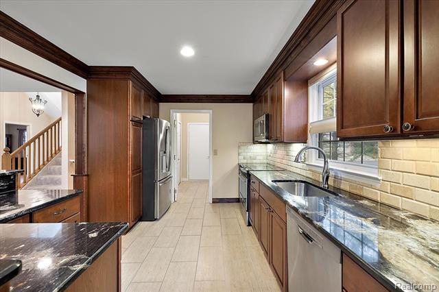 Builiding view seventeen for 228 Four Seasons, Lake Orion, MI. 48360