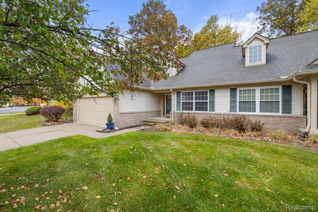 Builiding view two for 228 Four Seasons, Lake Orion, MI. 48360