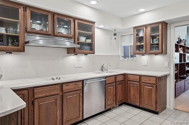 Builiding view ten for 4297 Wabeek Lake  S, Bloomfield Hills, MI. 48302