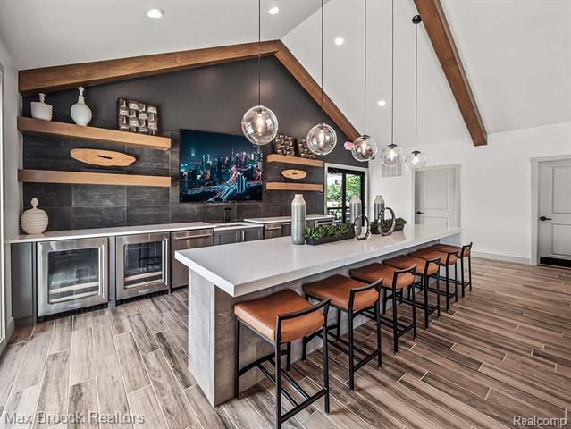 Builiding view forty four for 5526 Helmsdale, West Bloomfield, MI. 48322