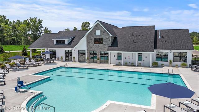Builiding view forty two for 5526 Helmsdale, West Bloomfield, MI. 48322