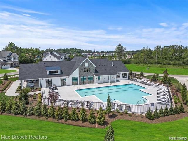 Builiding view forty for 5526 Helmsdale, West Bloomfield, MI. 48322