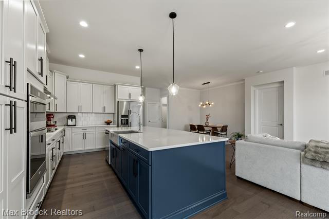 Builiding view six for 5526 Helmsdale, West Bloomfield, MI. 48322