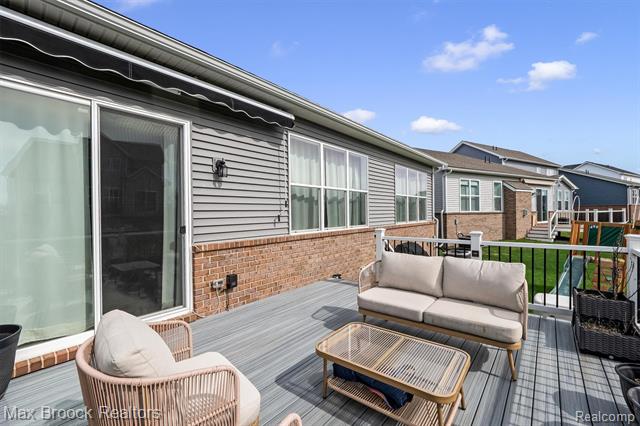 Builiding view thirty eight for 5526 Helmsdale, West Bloomfield, MI. 48322