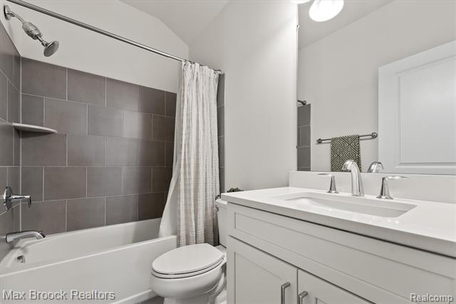Builiding view thirty five for 5526 Helmsdale, West Bloomfield, MI. 48322