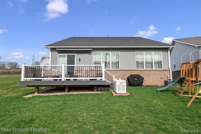 Builiding view thirty seven for 5526 Helmsdale, West Bloomfield, MI. 48322