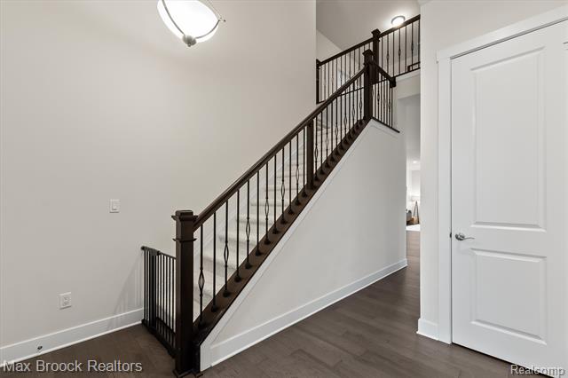 Builiding view thirty for 5526 Helmsdale, West Bloomfield, MI. 48322