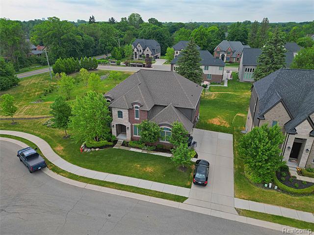 Builiding view seventy five for 4966 Park Manor, Troy, MI. 48098