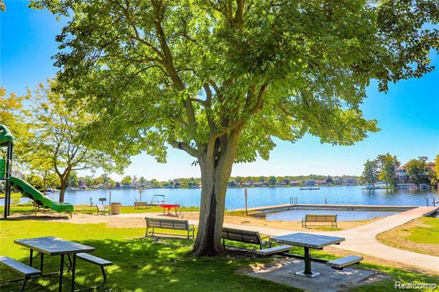 Builiding view seventy eight for 4811 Broomfield Way, Lake Orion, MI. 48359