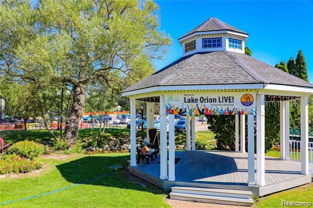 Builiding view seventy five for 4811 Broomfield Way, Lake Orion, MI. 48359