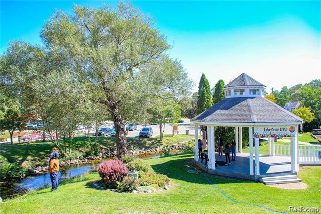 Builiding view seventy four for 4811 Broomfield Way, Lake Orion, MI. 48359