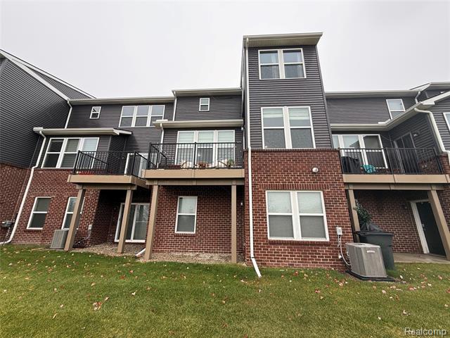 Builiding view seventy one for 4811 Broomfield Way, Lake Orion, MI. 48359