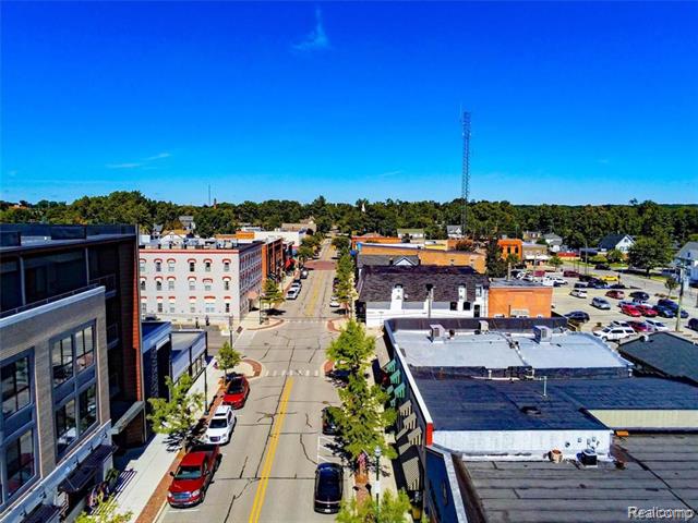 Builiding view seventy seven for 4811 Broomfield Way, Lake Orion, MI. 48359