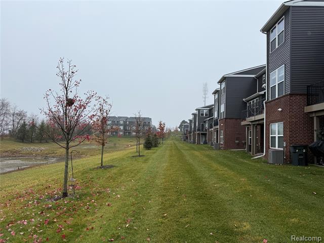 Builiding view seventy for 4811 Broomfield Way, Lake Orion, MI. 48359