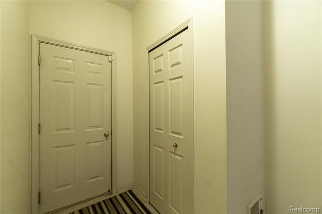 Builiding view thirty for 3868 Forester, Auburn Hills, MI. 48326
