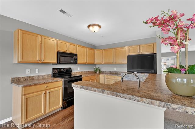 Builiding view seven for 3922 Forester, Auburn Hills, MI. 48326