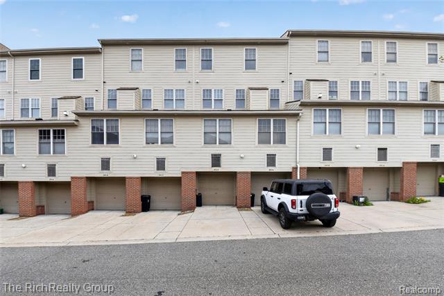 Builiding view thirty two for 3922 Forester, Auburn Hills, MI. 48326