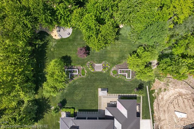 Builiding view eighty five for 22635 Evergreen, Novi, MI. 48374
