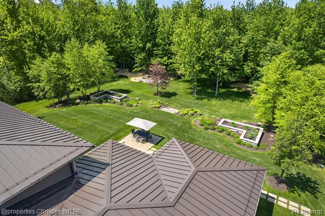 Builiding view eighty four for 22635 Evergreen, Novi, MI. 48374
