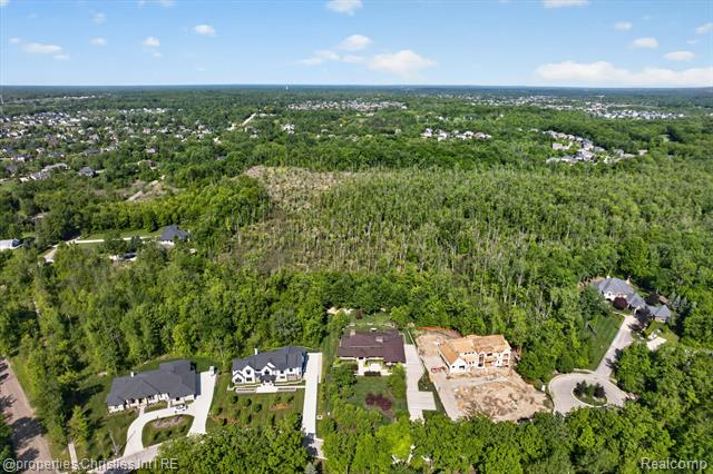 Builiding view eighty nine for 22635 Evergreen, Novi, MI. 48374