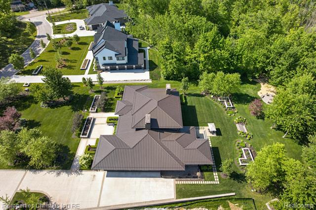 Builiding view eighty one for 22635 Evergreen, Novi, MI. 48374
