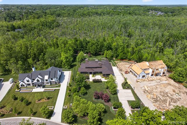 Builiding view eighty seven for 22635 Evergreen, Novi, MI. 48374